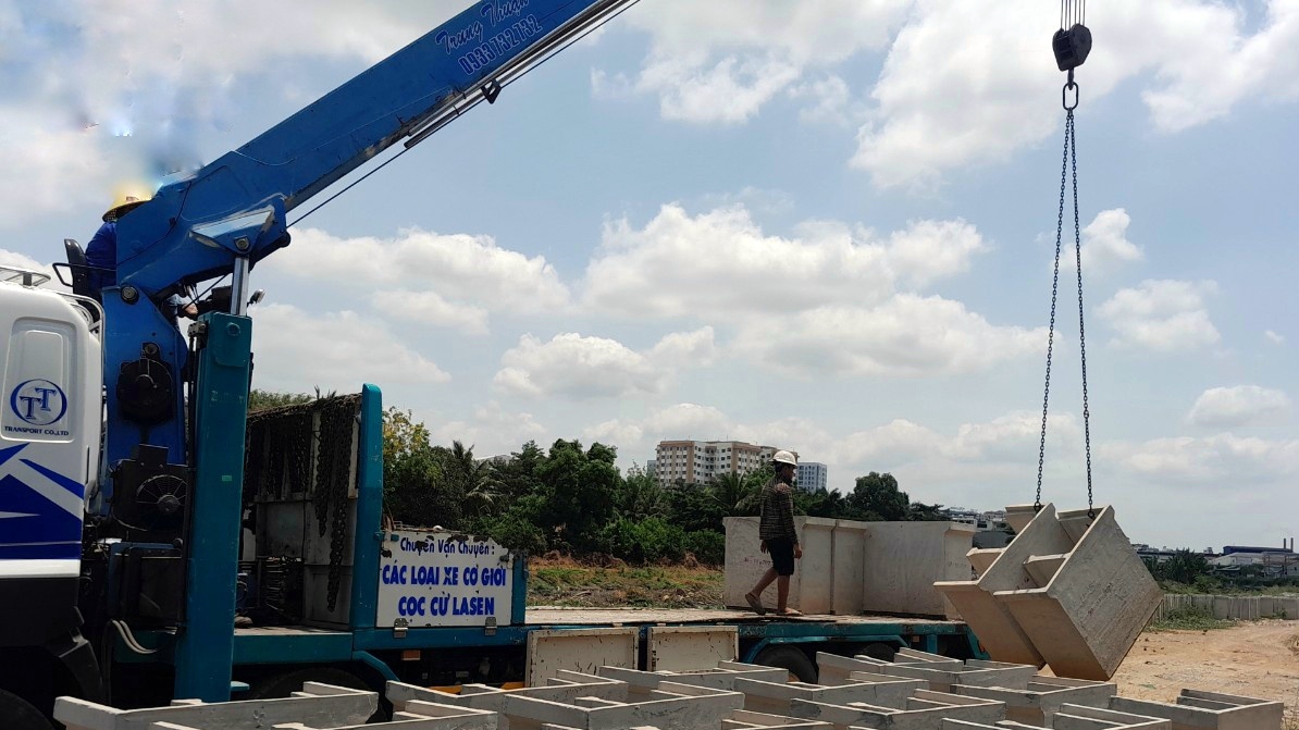 Nhà thầu Thuận An đưa thiết bị tới công trường - Ảnh: BHT