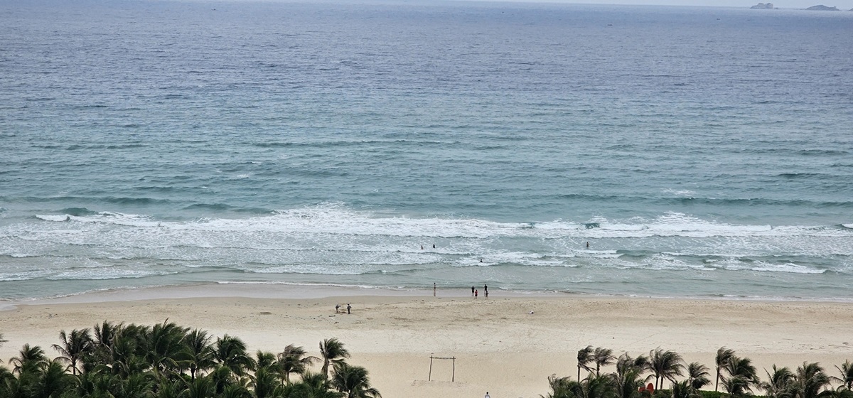 Kỳ nghỉ lễ kéo dài, nhiều gia đình chọn đến những thành phố biển như Nha Trang để hòa mình vào với biển (ảnh: Đ.M)