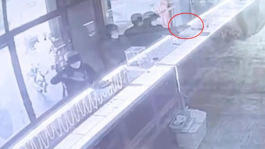 Nhóm này sử dụng vật giống súng hù dọa cướp vàng (Ảnh cắt từ camera tiệm vàng)