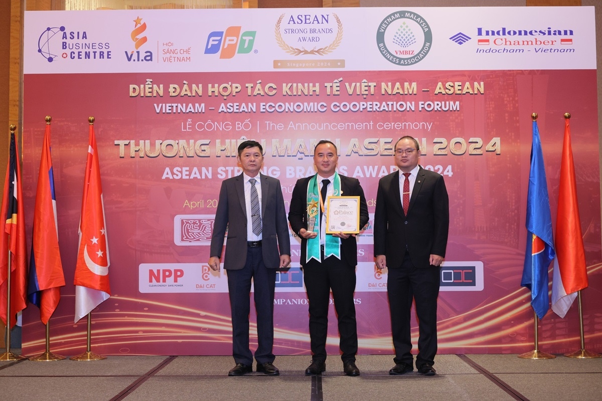 Ông Huỳnh Thanh Quang - Giám đốc Palace Long Hai Resort nhận danh hiệu Sản phẩm – Dịch vụ chất lượng ASEAN 2024 cho Khu nghỉ dưỡng