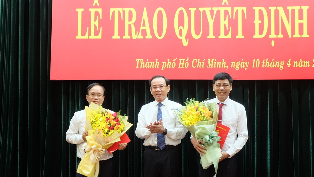 Ông Nguyễn Văn Nên chúc mừng ông Nguyễn Phước Hưng (trái) và ông Lê Minh Dũng (phải) (Ảnh T.L)
