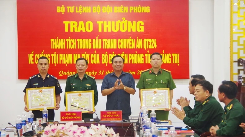 Ông Võ Văn Hưng, Chủ tịch UBND tỉnh Quảng Trị khen thưởng các lực lượng phối hợp đấu tranh thành công chuyên án ma túy.