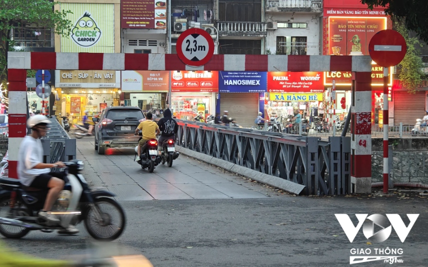 Dù đã có biển cấm được 4 ngày, song các phương tiện vẫn đi theo thói quen cũ qua cầu S3, S4 trên đường Kim Ngưu (Hà Nội)