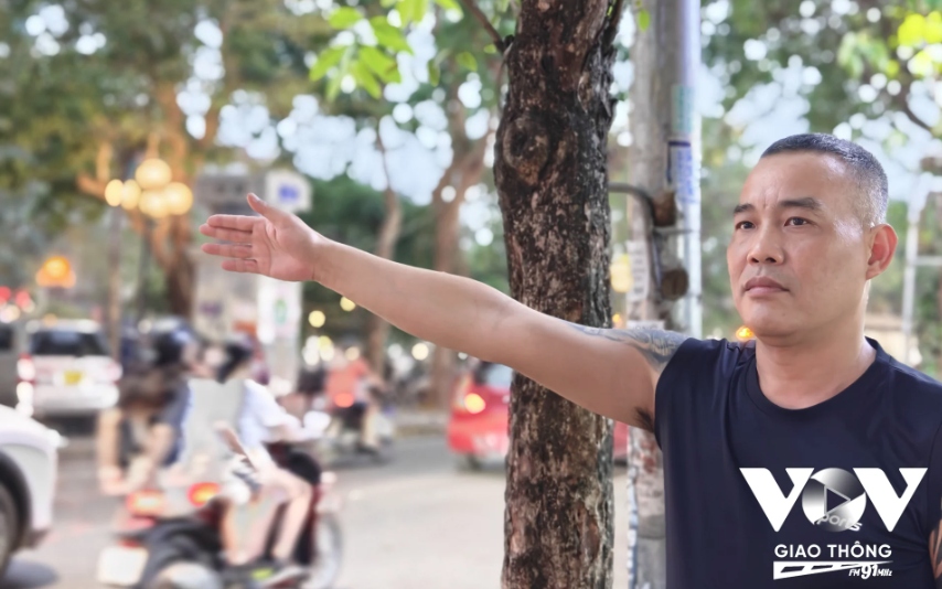 Anh Lê Chí Kiên, cư dân trong khu vực cho biết, mình từng bị mắng vì đi đúng theo hướng dẫn phân luồng mới. Nguyên nhân là hệ thống biển báo hiệu, vạch kẻ đường hướng dẫn luồng đi mới chưa rõ ràng