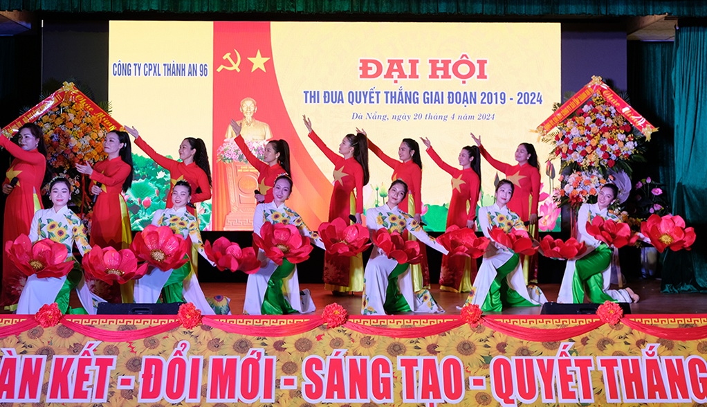 Biểu diễn văn nghệ chào mừng Đại hội