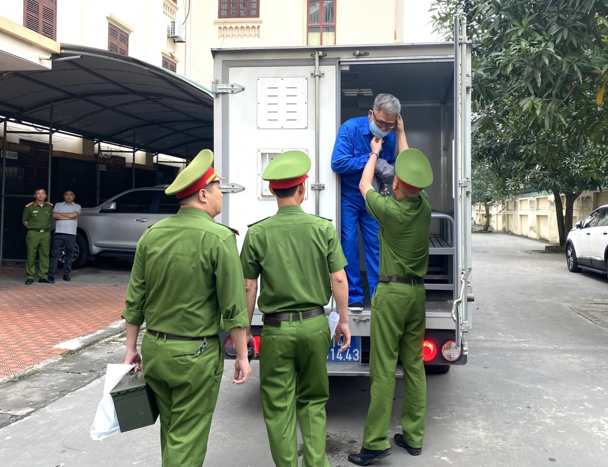 Ông Đỗ Hữu Ca được dẫn giải đến tòa