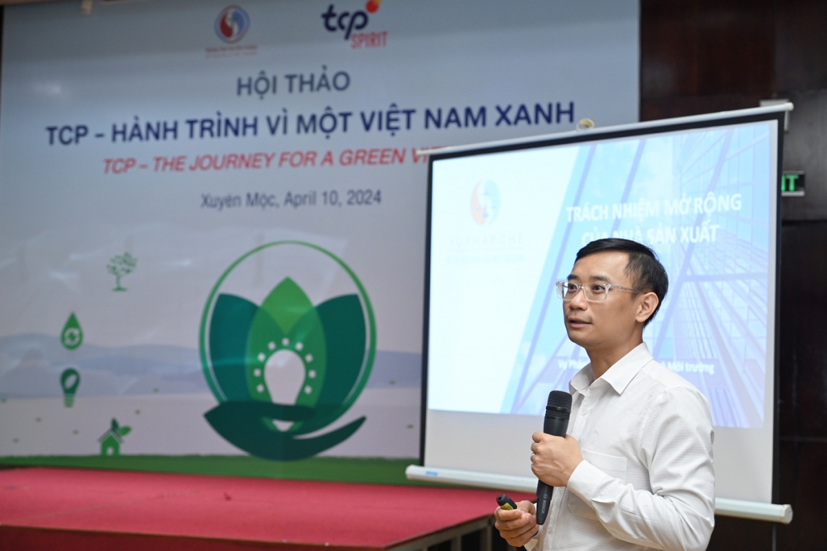 Ông Nguyễn Thi (Vụ Pháp chế, Bộ Tài nguyên và Môi trường) đưa đến góc nhìn cụ thể về thực trạng biến đổi khí hậu tại Việt Nam song song với định hướng, chính sách phát triển thị trường các-bon tại Việt Nam