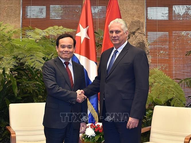 Phó Thủ tướng Trần Lưu Quang hội kiến đồng chí Miguel Diaz-Canel, Bí thư thứ nhất Ban Chấp hành Trung ương Đảng cộng sản Cuba, Chủ tịch nước Cuba, chiều 15/4/2024, tại Cung Cách mạng ở Thủ đô La Habana. Ảnh: VGP/TTXVN
