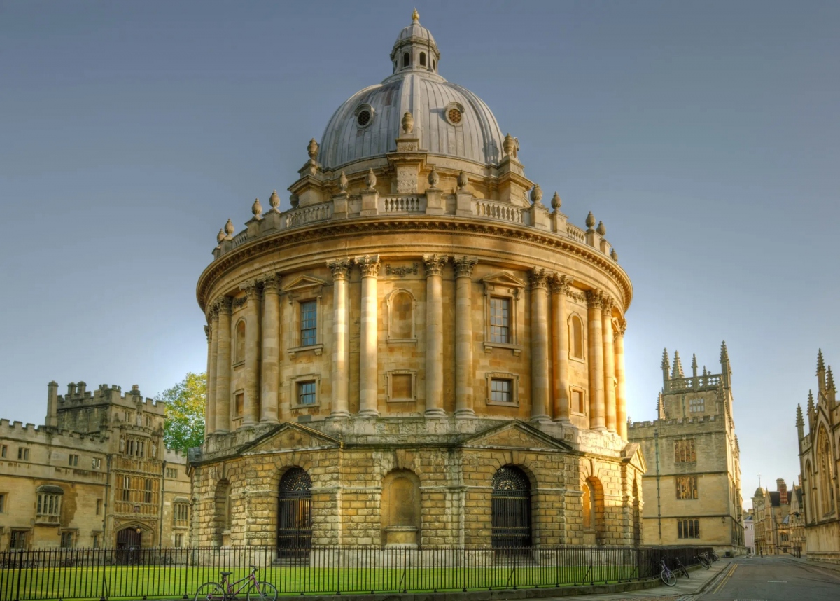 Thư viện Bodleian, Oxford, Anh đã hoạt động từ thế kỷ 14. Đến nay, 12 triệu tài liệu ở đây vẫn tiếp tục thu hút các nhà nghiên cứu, độc giả và cả khách du lịch từ khắp thế giới.