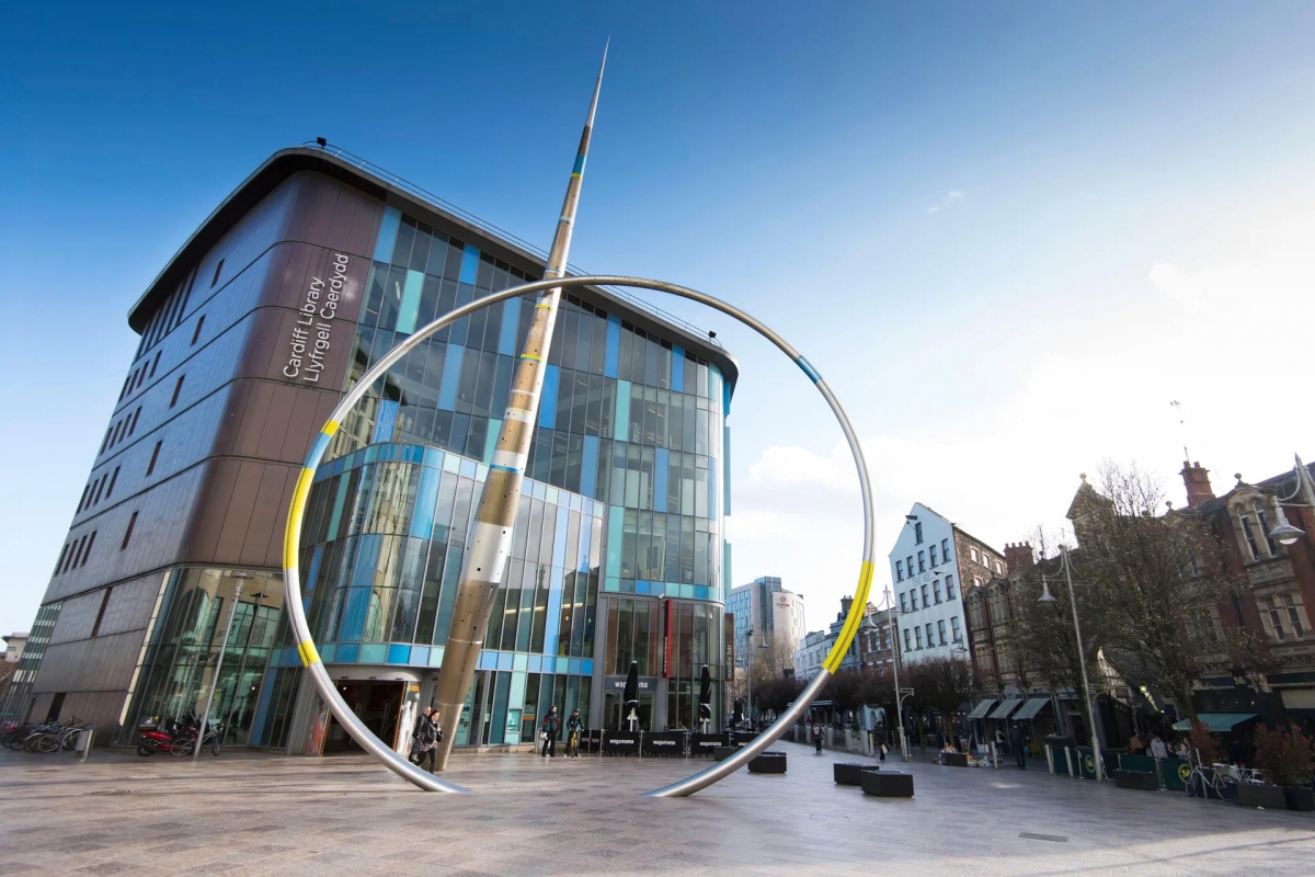Thư viện Trung tâm Cardiff, xứ Wales có điểm nhấn là tác phẩm điêu khắc bằng thép rất ấn tượng mang tên "Alliance" (Liên minh), thường được thắp sáng vào buổi tối.