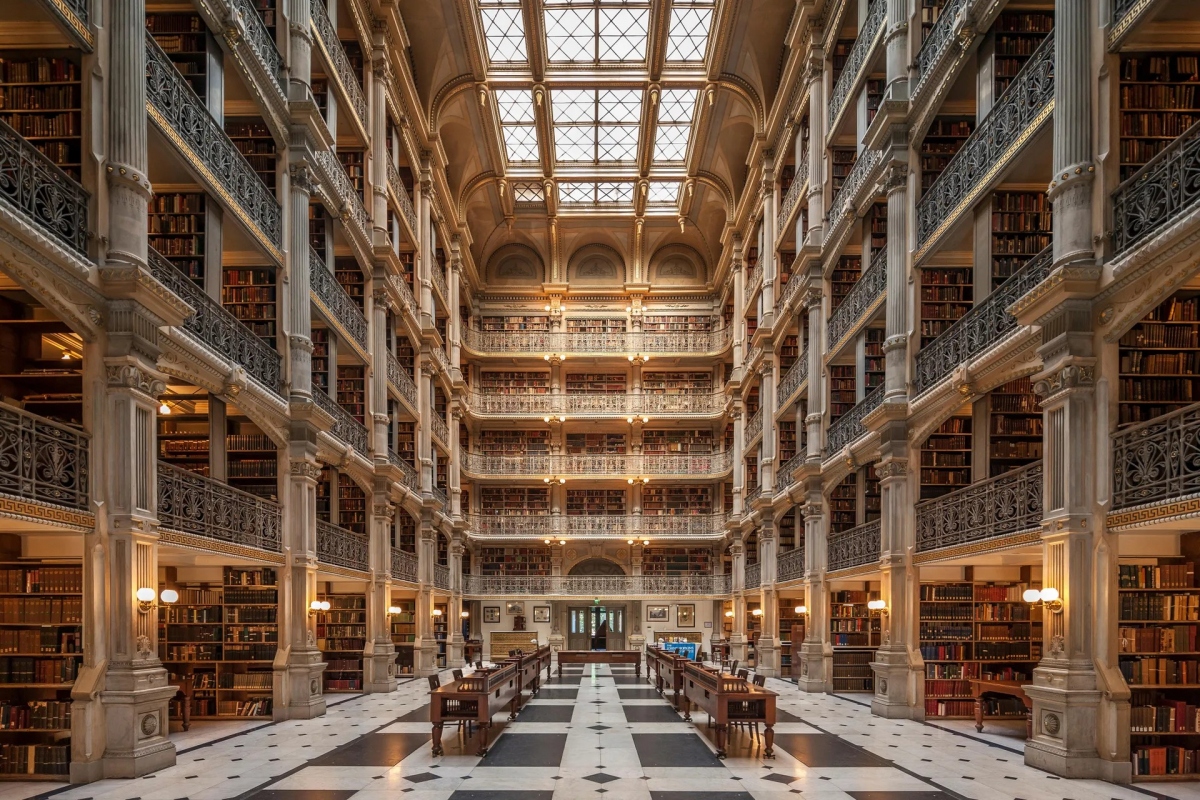 Một trong những thư viện đẹp nhất nước Mỹ là Thư viện George Peabody ở Baltimore, một phần của Đại học Johns Hopkins. Nơi này lưu giữ khoảng 300.000 đầu sách trong một kết cấu 5 tầng đẹp mắt.