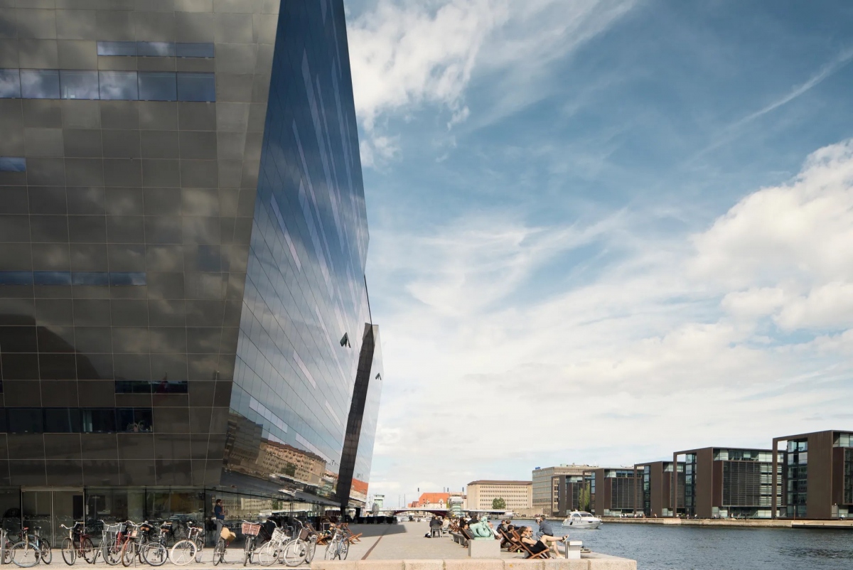 Thư viện Hoàng gia Đan Mạch nằm tại thủ đô Copenhagen, được xây dựng lần đầu tiên vào năm 1648 và được cải tạo lại như hiện tại vào năm 1999. Kiến trúc đặc biệt khiến thư viện này được ví như một "viên kim cương đen".