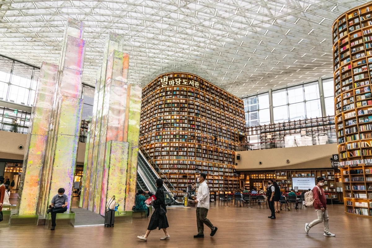 Thư viện Starfield tại Seoul, Hàn Quốc là nơi khá quen thuộc với du khách Việt Nam. Không gian của Starfield được thiết kế tạo cảm hứng cho du khách tham quan và thưởng thức bộ sưu tập khoảng 70.000 cuốn sách và 600 tạp chí.