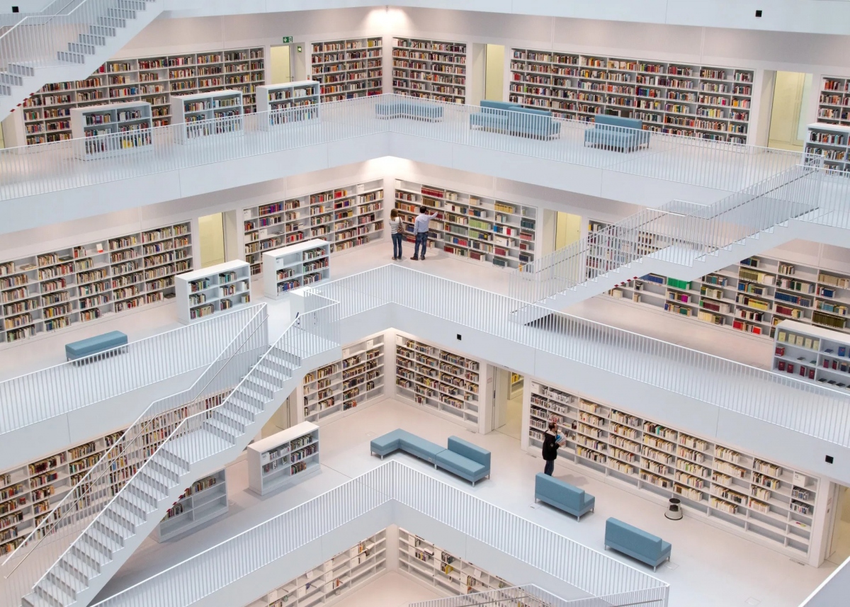 Thư viện thành phố Stuttgart tại Đức, với điểm nhấn chính là một phòng đọc sách 5 tầng được thiết kế theo hình dạng như một kim tự tháp xoay ngược.