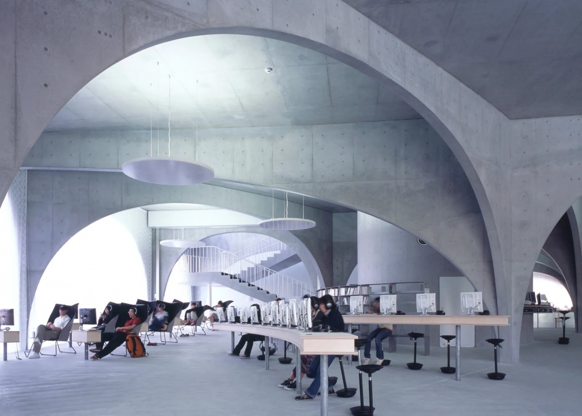 Thư viện Đại học Nghệ thuật Tama ở Tokyo (Nhật Bản) được ra mắt năm 2007, sở hữu thiết kế hiện đại nhưng vẫn mang cảm giác cổ điển với các mái vòm.