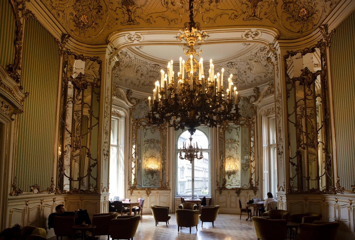 Nằm trong một công trình kiến trúc Tân Baroque thế kỷ 19, Thư viện Cung điện Wenckheim là một phần của Thư viện Metropolitan Ervin Szabó rộng lớn tại Budapest (Hungary). Các phòng đọc sách theo kiểu hoàng gia với đèn chùm phát sáng, cầu thang xoắn ốc, và tất nhiên là rất nhiều sách. 