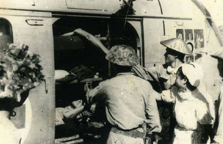 Tù binh Pháp bị thương cuối cùng đã rời Mường Thanh bằng máy bay. (Ảnh tư liệu)