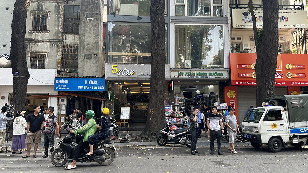 Ghi nhận của phóng viên, trong sáng nay lực lượng chức năng phường Phạm Đình Hổ tiến hành giải tỏa, phá dỡ bục bệ xi măng, đèn trang trí xung quanh hàng cây sao đen trên tuyến phố Lò Đúc và Trần Xuân Soạn.