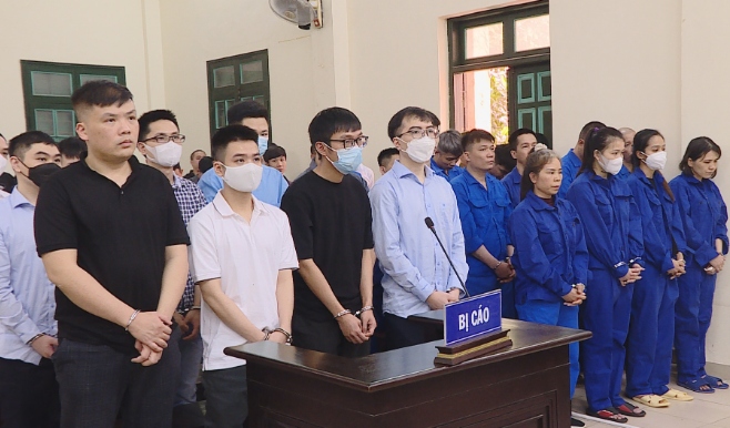 Nguyễn Minh Thành (áo đen bên trái) cùng các đồng phạm