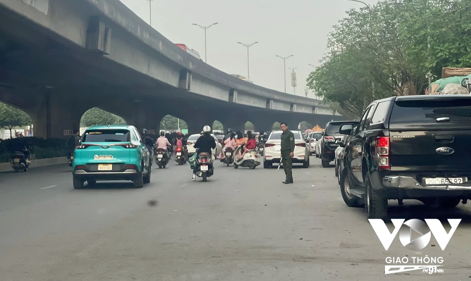 Ô tô dừng đỗ tràn lan trên đường Nghiêm Xuân Yêm, đoạn qua khu chung cư Kim Văn – Kim Lũ, phường Đại Kim, quận Hoàng Mai (Hà Nội), gây ùn tắc và mất an toàn giao thông vào các khung giờ cao điểm sáng
