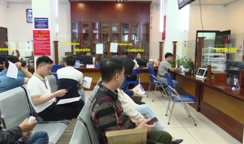 Người dân xếp hàng đăng ký làm thủ tục đất đai rất đông tại Chi nhánh Văn phòng đăng ký đất đai quận Hà Đông. (Ảnh: TTXVN)