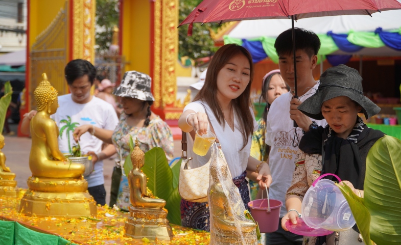 Nghi lễ tắm Phật để cầu mong may mắn, sức khoẻ đến với gia đình và mọi người trong năm mới.