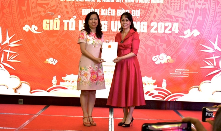 Thứ trưởng Lê Thị Thu Hằng (trái) trao thư chúc mừng bà Cao Hồng Vinh.