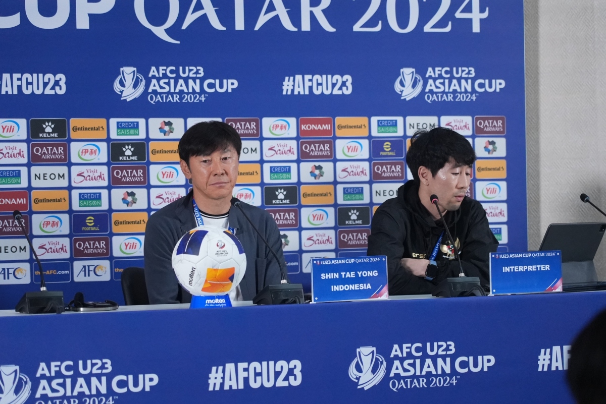 HLV Shin Tae Yong trong cuộc họp báo sau trận đấu. (Ảnh: PSSI)