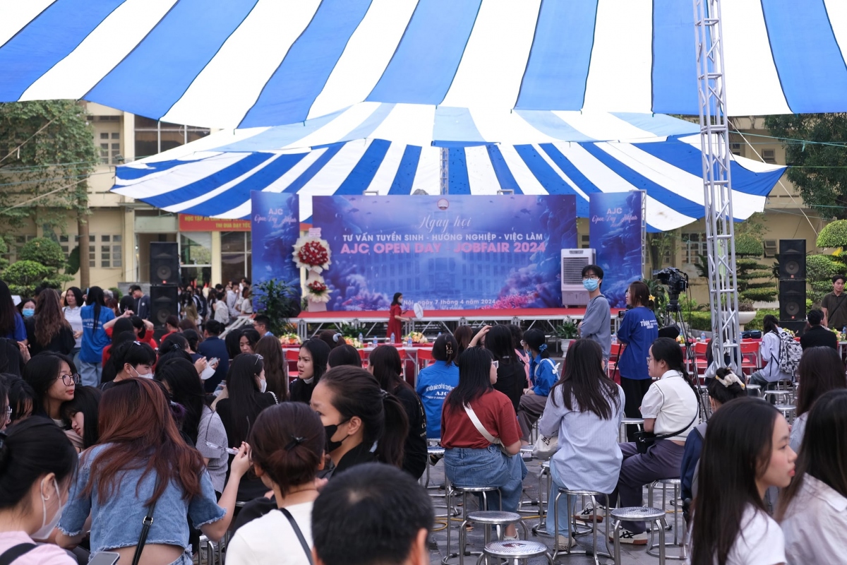 Quảng cảnh ngày hội tư vấn tuyển sinh, hướng nghiệp - "AJC OPEN DAY 2024".