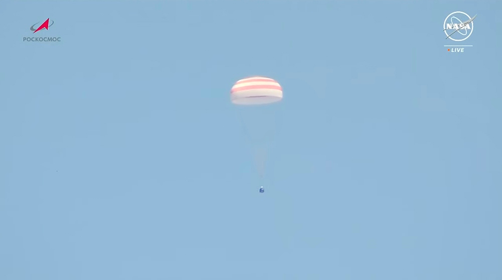 Tàu vũ trụ Soyuz trở về từ ISS, đáp xuống Kazakhstan. Ảnh: Reuters