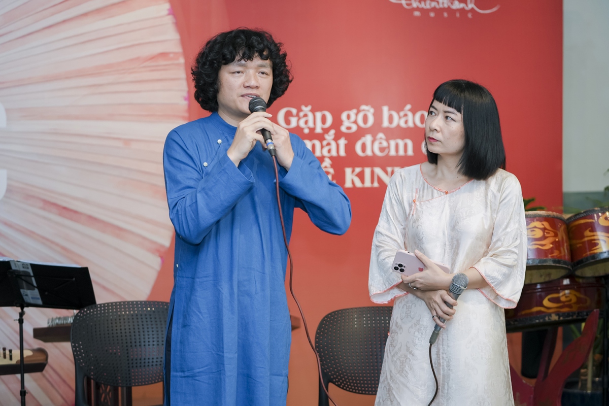 Nhạc sĩ Ngô Hồng Quang (trái) giới thiệu dự án.