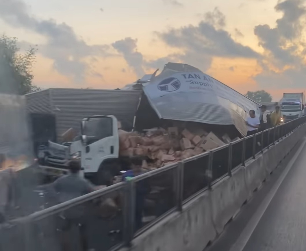 Một phương tiện bị tai nạn, hàng hóa đổ xuống mặt đường (Ảnh: CTV)