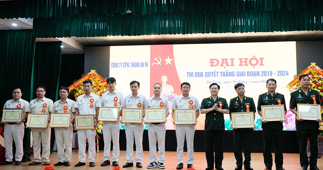Tặng bằng khen cho các tập thể và cá nhân