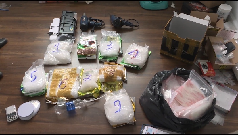 Khám xét căn hộ, công an phát hiện 184 bánh heroin và nhiều tang vật khác (Ảnh: Công an cung cấp)