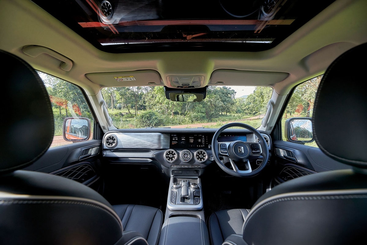 Ngoại thất của Tank 300 "hao hao" Jeep Wrangler và Ford Bronco; trong khi nội thất lại "đặc sệt" Mercedes-Benz G63.