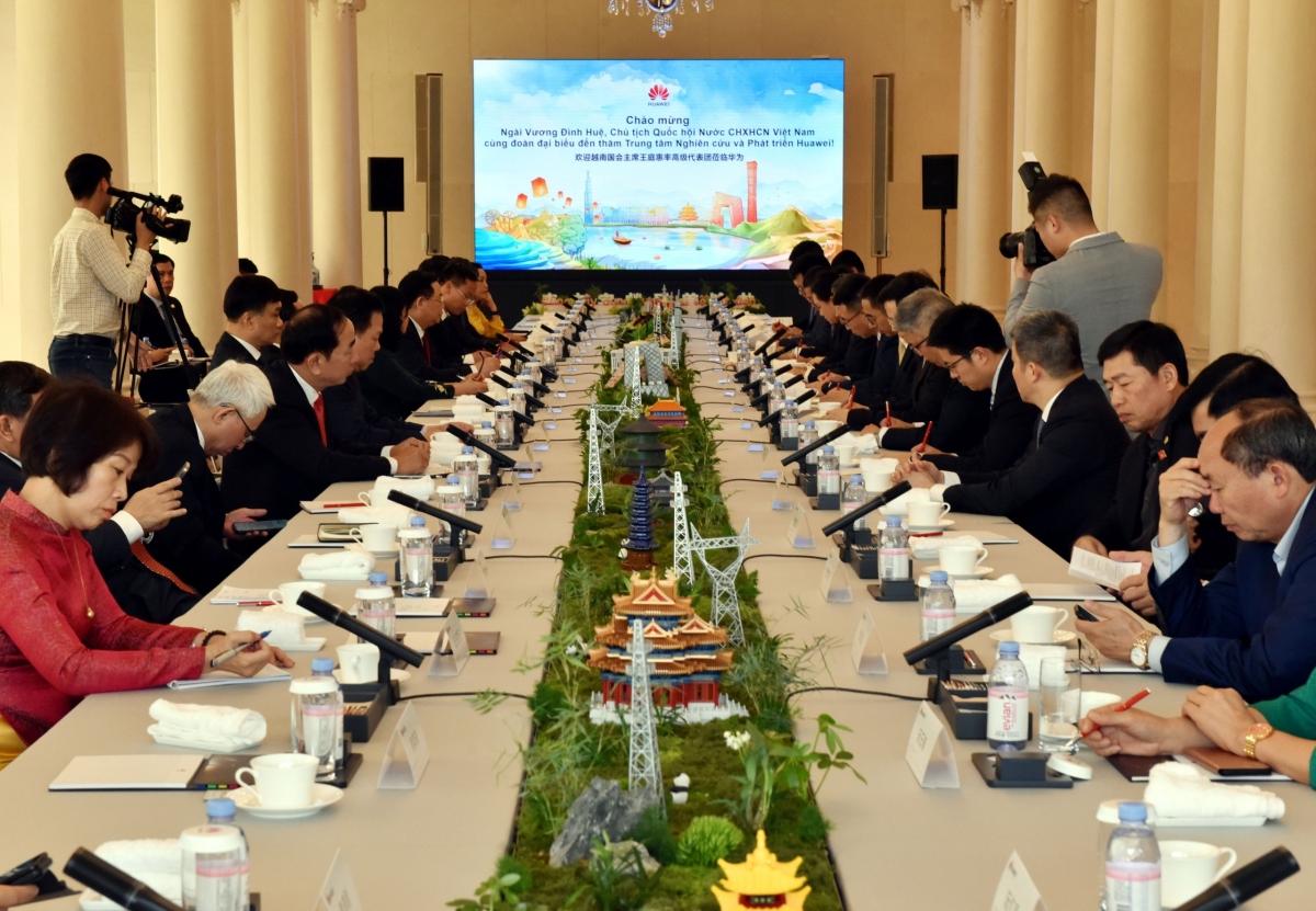 Chủ tịch Quốc hội làm việc với lãnh đạo Tập đoàn Huawei