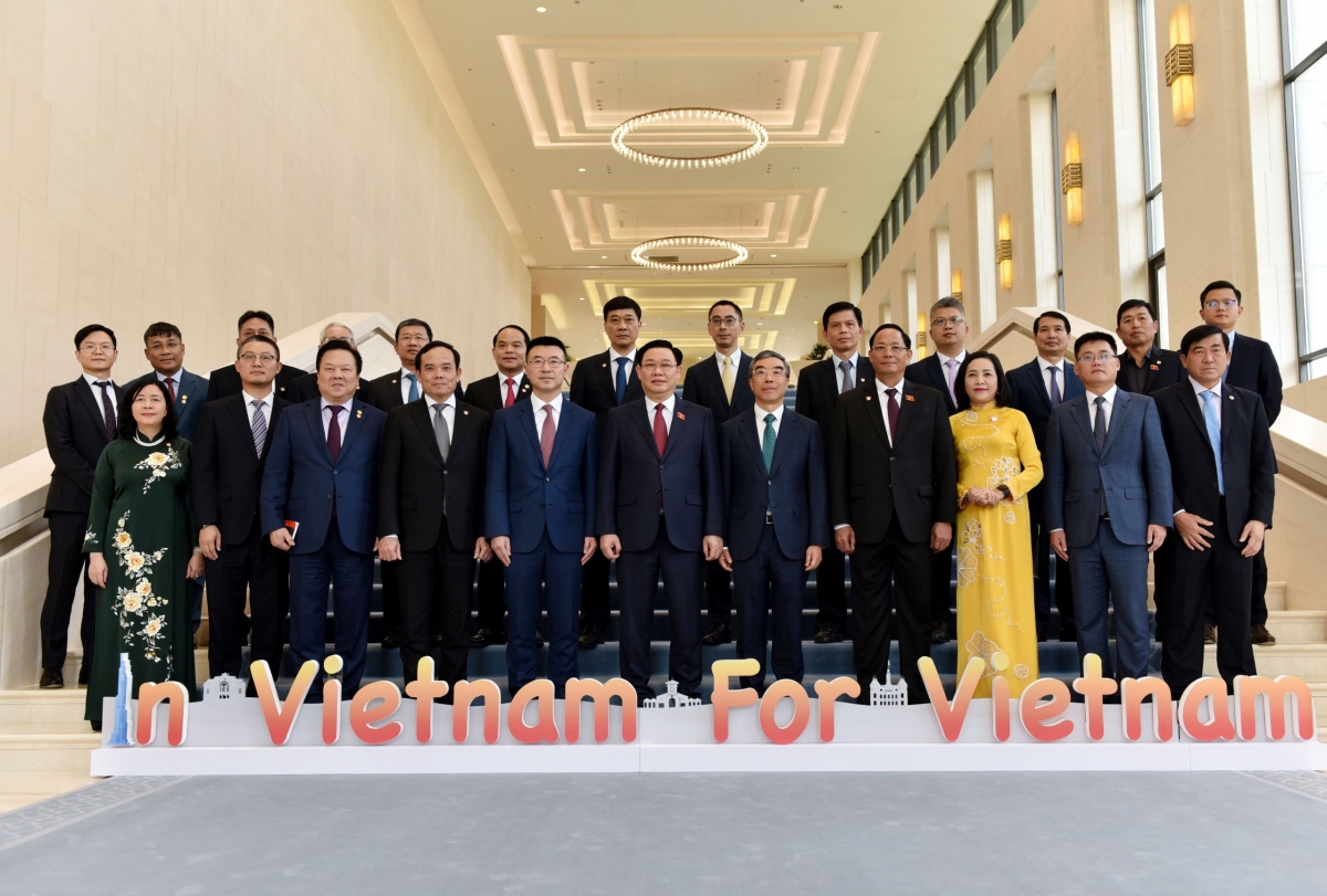 Chủ tịch Quốc hội làm việc với lãnh đạo Tập đoàn Huawei