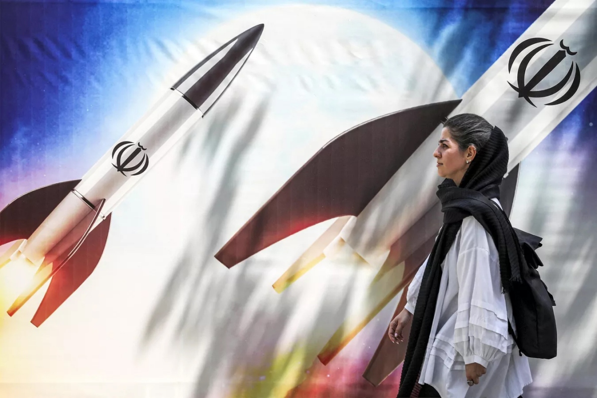 Tấm băng-rôn trên đường phố Tehran mô phỏng hình ảnh Iran phóng tên lửa ngày 15/4. Ảnh: AFP