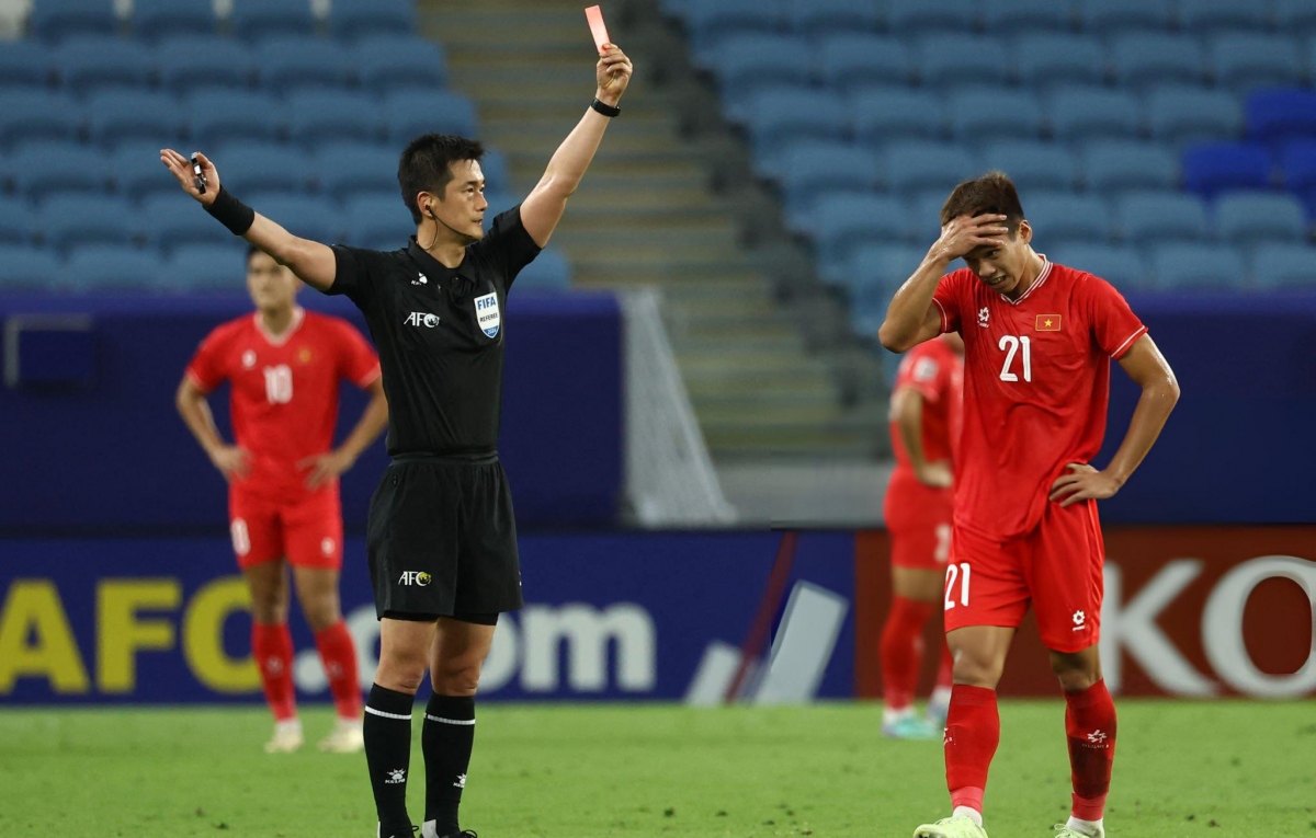 Mạnh Hưng nhận thẻ đỏ. (Ảnh: Getty). 