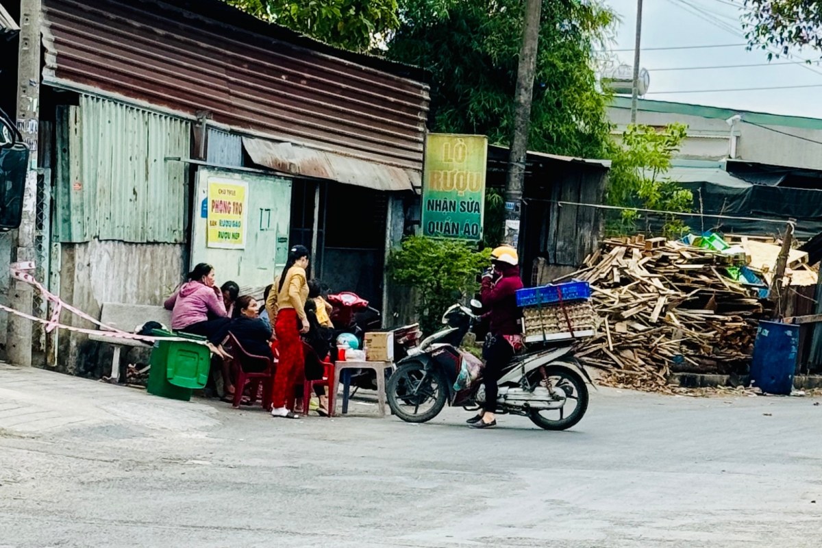 Người dân đang xin tiền quyên góp cho hoàn cảnh cháu T. Ảnh: A.X