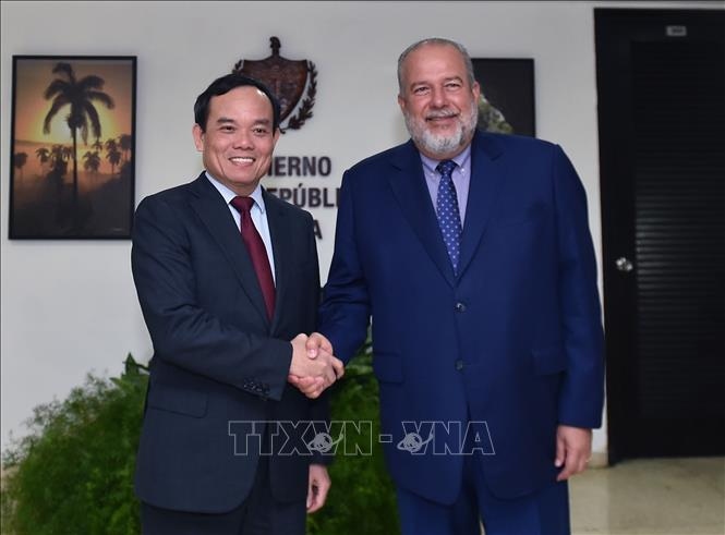 Phó Thủ tướng Trần Lưu Quang hội kiến với Thủ tướng Cuba Manuel Marrero Cruz, ngày 15/4/2024, tại Cung Cách mạng ở Thủ đô La Habana. Ảnh: VGP/TTXVN