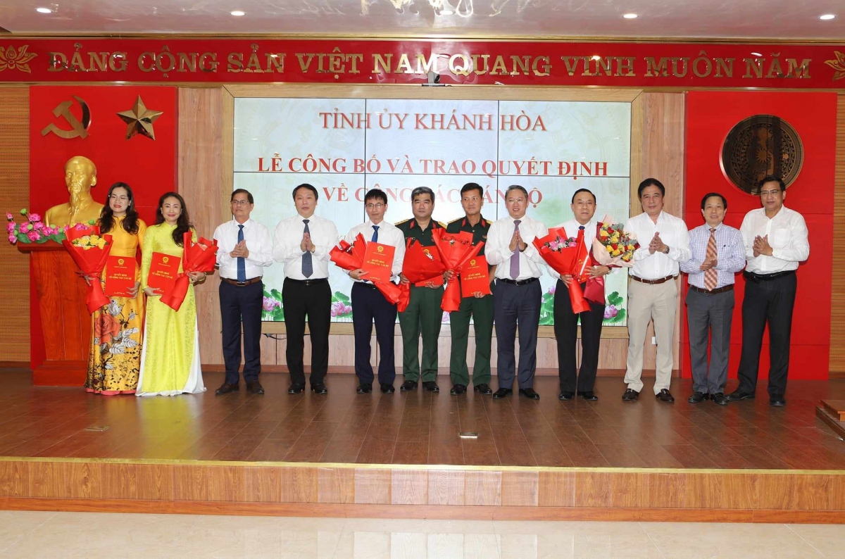 Thường trực Tỉnh ủy Khánh Hòa chúc mừng các cán bộ vừa được điều động, bổ nhiệm