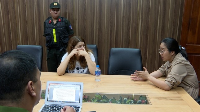 Cơ quan công an lấy lời khai đối với Kravchuk Iryna (áo trắng).