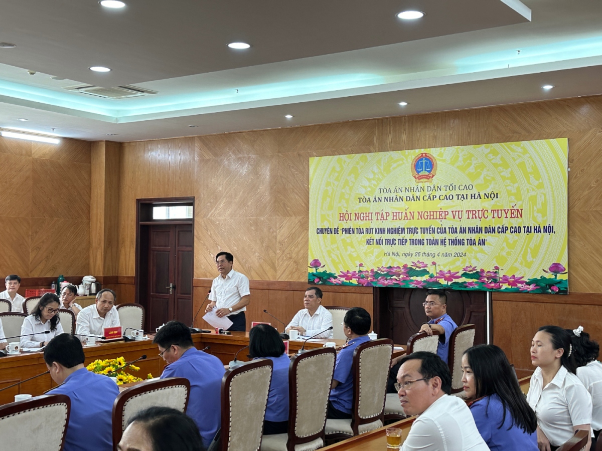 Ông Nguyễn Thế Lệ, Phó Chánh án TAND cấp cao tại Hà Nội cho rằng, việc chọn vụ án trong lĩnh vực mới, đó là “Đăng kiểm” để đưa ra xét xử là hiệu ứng mới trong toàn quốc về loại án này. Điều đó cho thấy rất phù hợp để TAND rút kinh nghiệm chung. Về phần rút kinh nghiệm, ông Nguyễn Thế Lệ cho biết, về mặt hình thức, HĐXX đã tiến hành đảm bảo đúng trình tự, pháp luật tố tụng và một số nội quy, cũng như chủ trương lớn của TAND tối cao… Về mặt âm thanh, ánh sáng được bảo đảm tốt. Đối với các nội dung kháng cáo được HĐXX xét hỏi và Viện kiểm sát, luật sư hỏi, đặc biệt vấn đề tranh tụng đã được làm rõ.