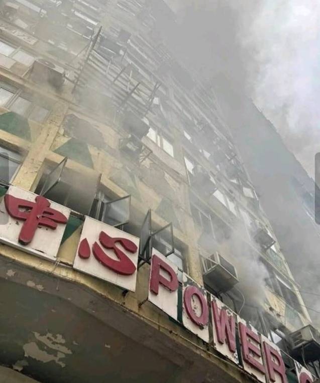 Toà nhà bị cháy ở Hong Kong sáng ngày 10/4 (Ảnh: GDToday)