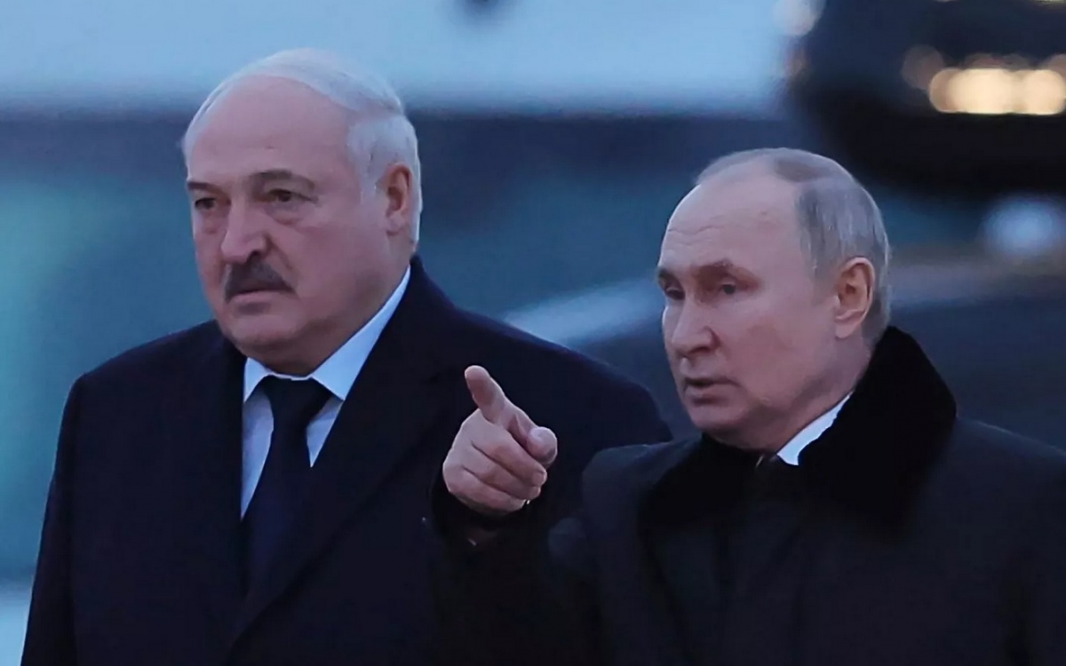 Tổng thống Belarus Lukashenko (trái) và Tổng thống Nga Putin. Ảnh: AFP.