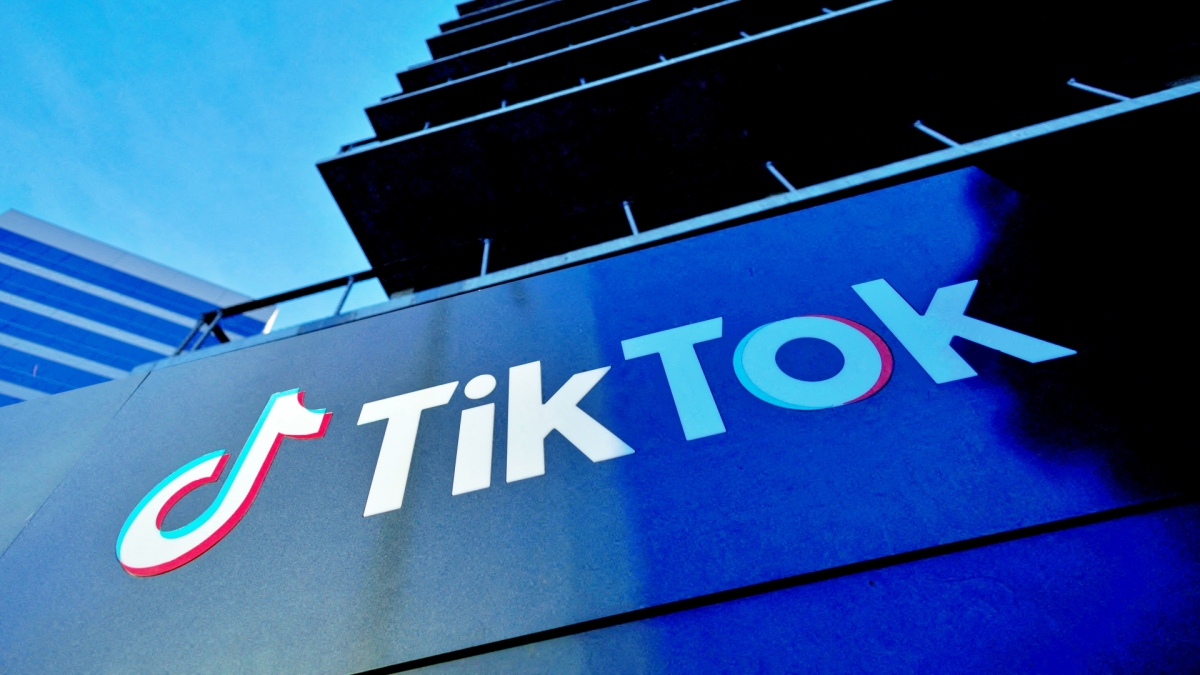 Tổng thống Biden ký dự luật có thể khiến TikTok bị cấm trên các kho ứng dụng và mạng lưới của Mỹ (Ảnh: Reuters).