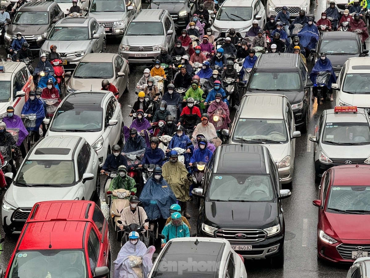 Cold weather in Hanoi worsens traffic jams, especially during peak hours during the morning in many typical hotspots around the capital, including Tran Duy Hung street, Minh Khai street, and Nguyen Trai street.