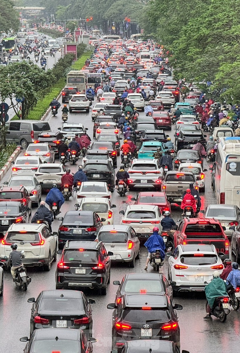 Slow traffic hits the Tran Duy Hung-Hoang Dao Thuy intersection.