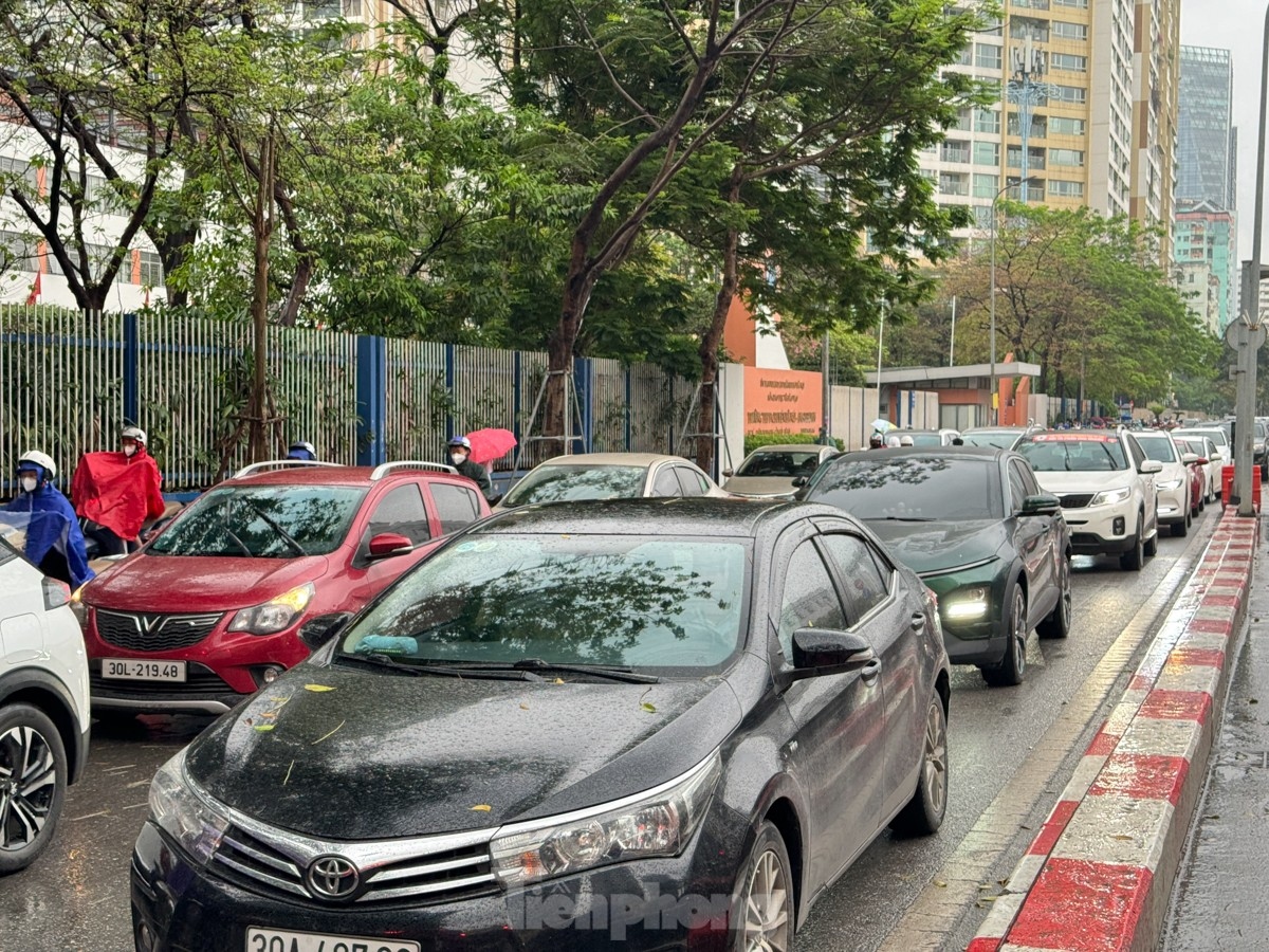 Similar traffic jams can be seen on Hoang Minh Giam street.